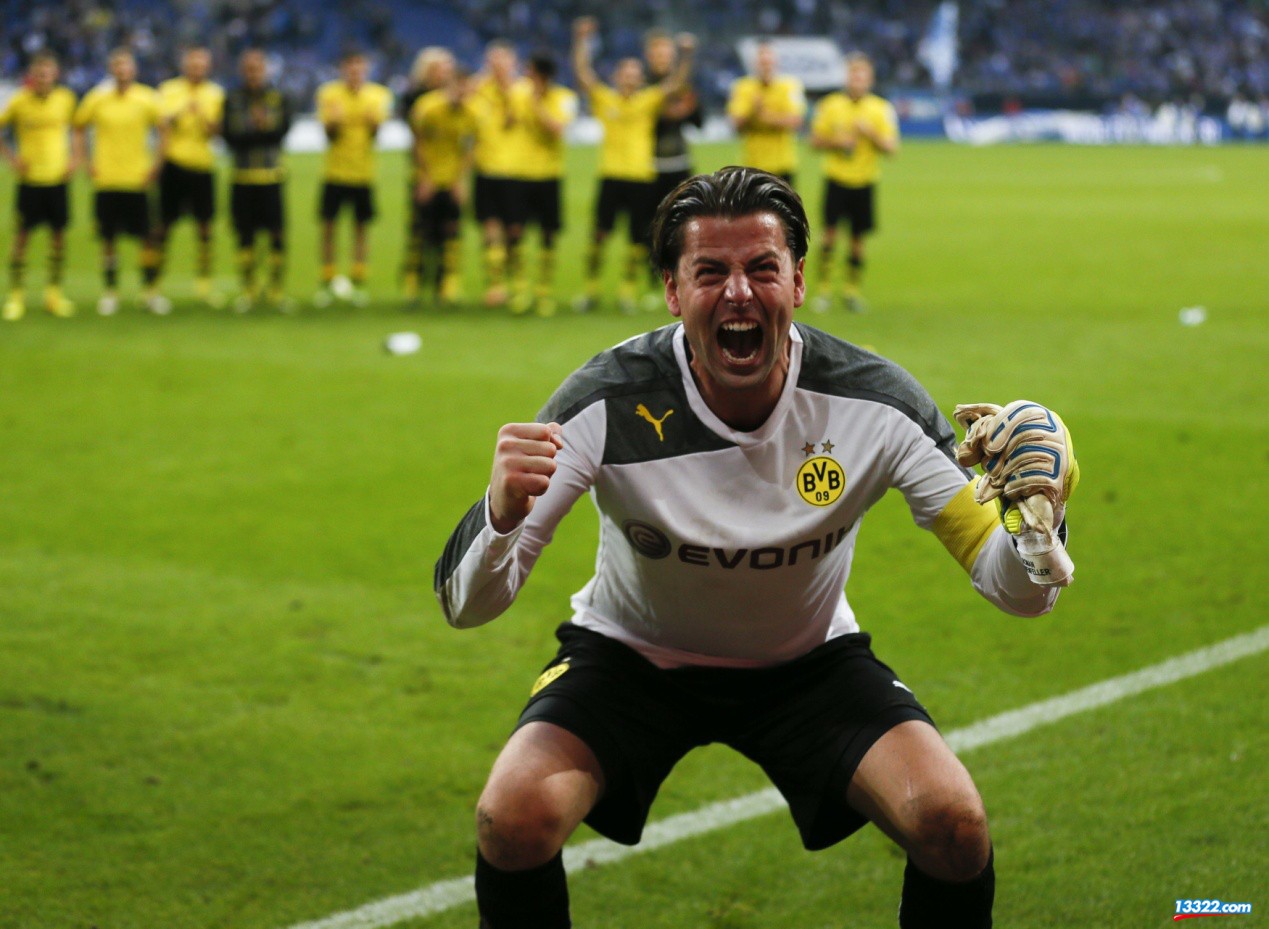 许尔勒跟着穆勒跑